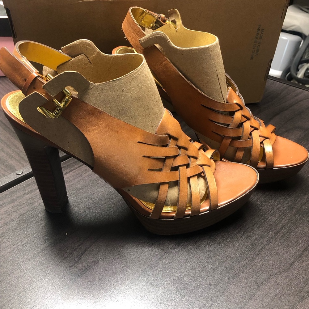 Gorgeous rich brown leather heels Lauren by Ralph Lauren